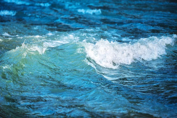 Vague de mer sur l'eau bleue — Photo