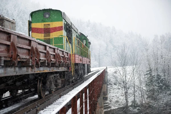 Locomotiva de carga na ponte — Fotografia de Stock