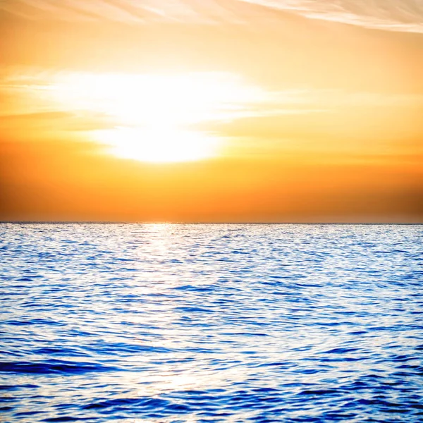 Zonsondergang boven de blauwe zee — Stockfoto