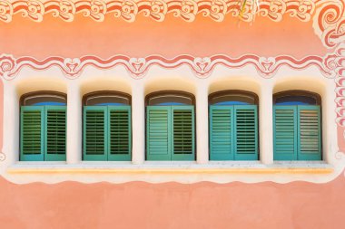 Pembe evde duvar, Windows