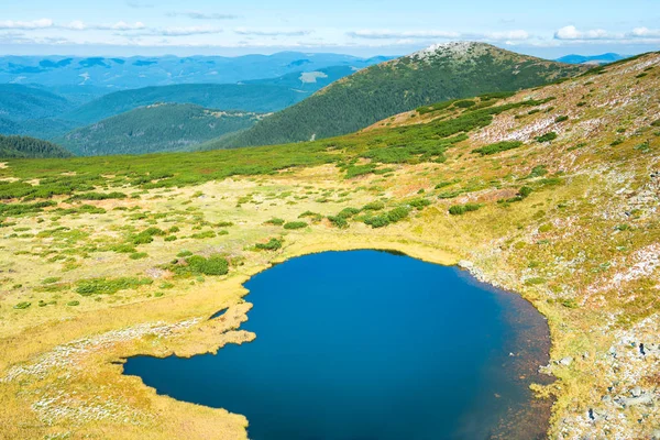 Lacul albastru în munți — Fotografie, imagine de stoc