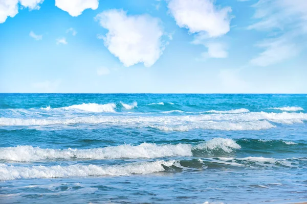 Sea with waves and clouds — Stock Photo, Image