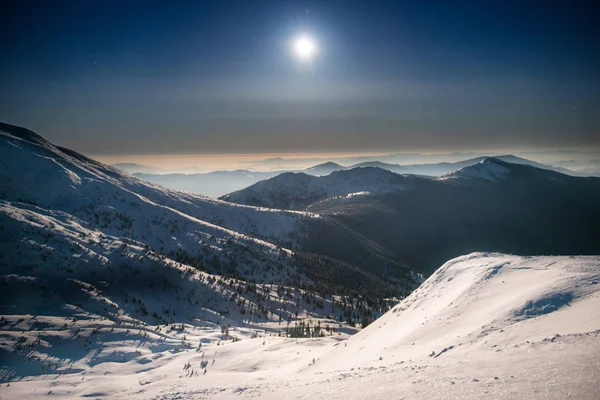 Gama de montañas de invierno por la noche —  Fotos de Stock