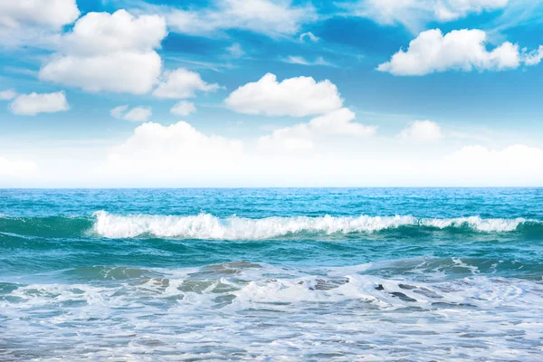 Sea with waves and clouds — Stock Photo, Image