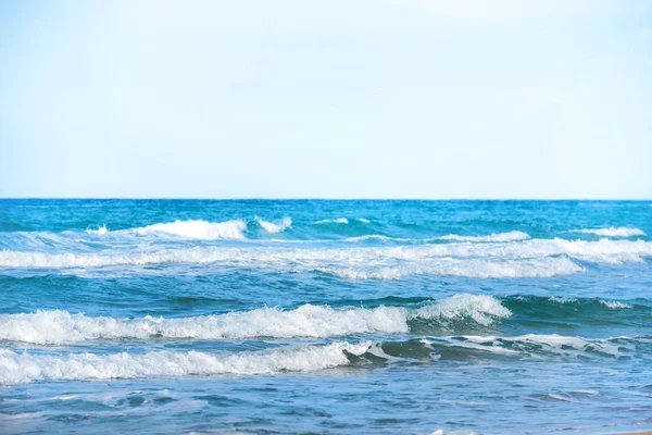Golven op de blauwe zee — Stockfoto