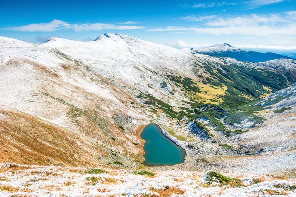 青い湖と山々 — ストック写真