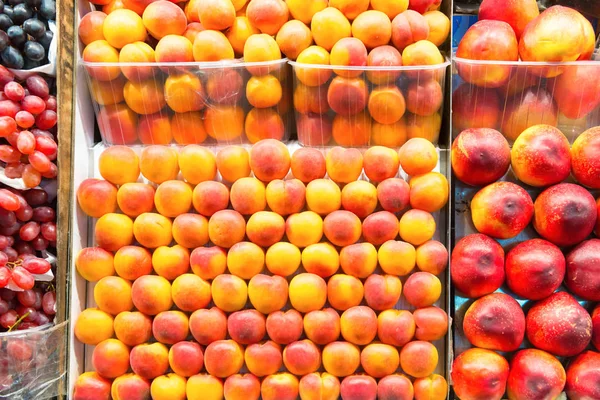 Зрізати персики в коробках — стокове фото