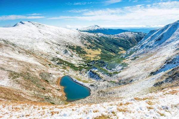 Berge mit blauem See — Stockfoto