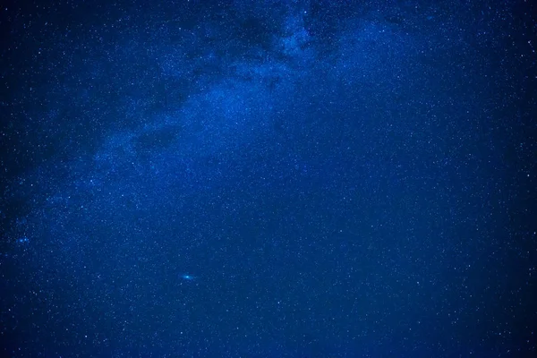 Голубое темное ночное небо со многими звездами — стоковое фото