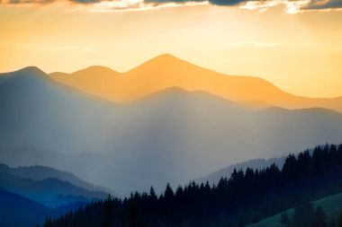 Dağlarda güzel bir gün batımı