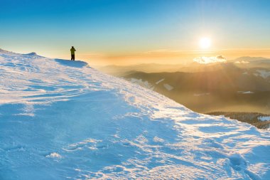 Bir adam güzel batımını