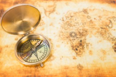 Eski bir pusula ile eski harita