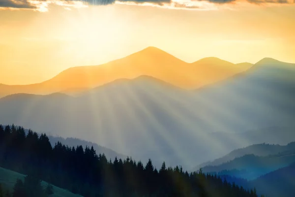 Beautiful sunset in the mountains — Stock Photo, Image