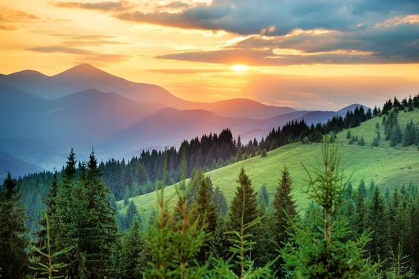 Beautiful sunset in the mountains — Stock Photo, Image