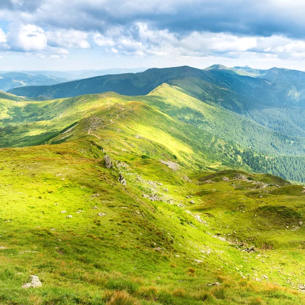 LANDSCHAP met GROENE MOUNTAINS — Stockfoto