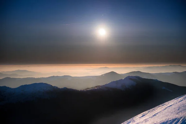 Gama de montanhas de inverno à noite — Fotografia de Stock
