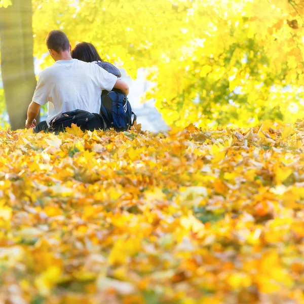 Jonge gelukkige paar in de herfst park — Stockfoto