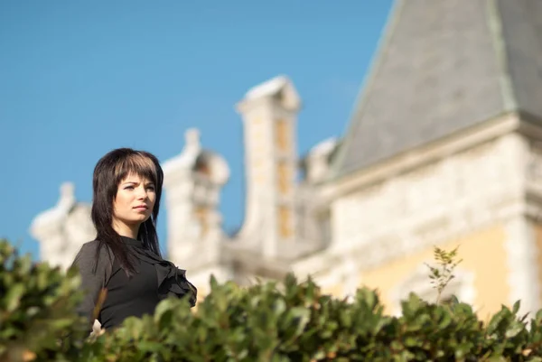 Young woman in front of  castle — Stock Photo, Image