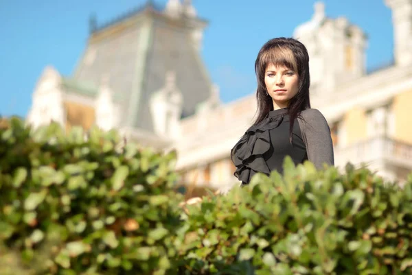 Young woman in front of  castle — Stock Photo, Image