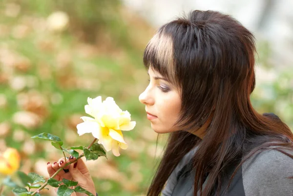 黄色いバラを持つ若い女性 — ストック写真