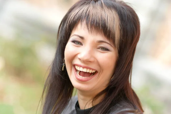 Женщина с красивой улыбкой смех — стоковое фото
