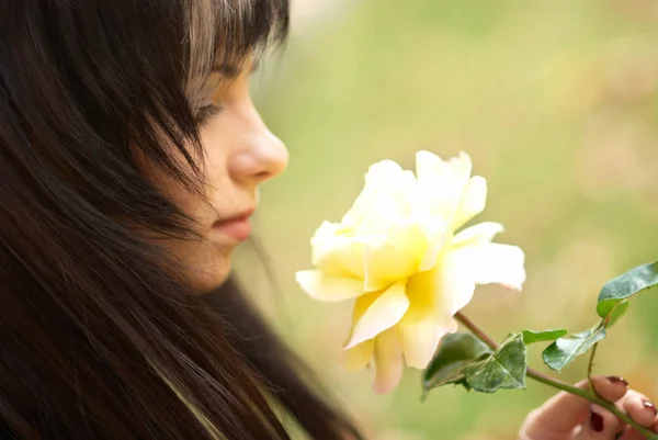 黄色いバラを持つ若い女性 — ストック写真