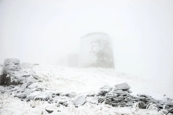 Старый замок в снежную бурю — стоковое фото