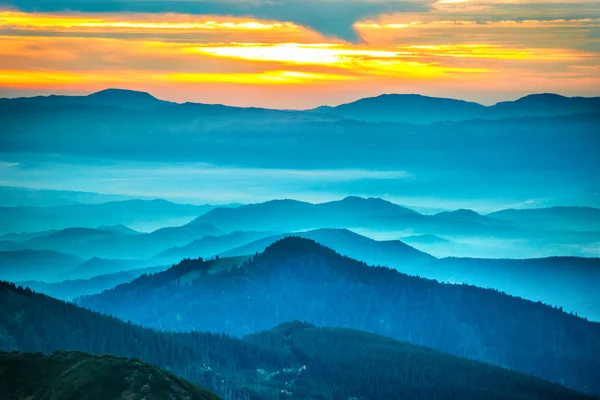 Drámai naplemente a hegyekben — Stock Fotó