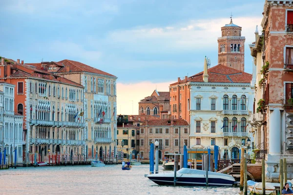 Grande Canal com barcos em Veneza — Fotografia de Stock
