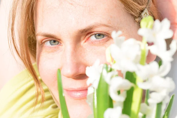 Frau mit roten Haaren und Sommersprossen — Stockfoto