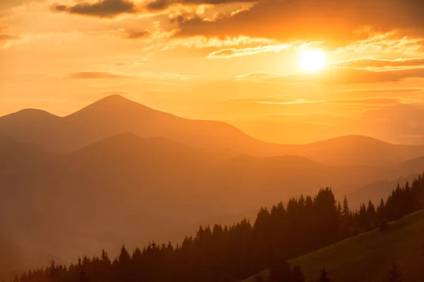 Hermoso atardecer dramático en montañas — Foto de Stock