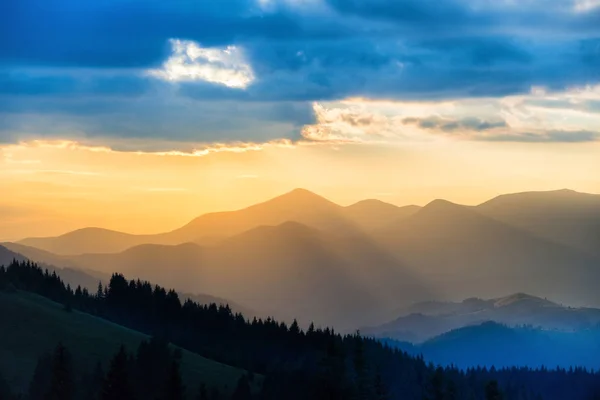Magnifique coucher de soleil dans les montagnes — Photo