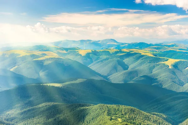 Paisaje con colinas verdes — Foto de Stock