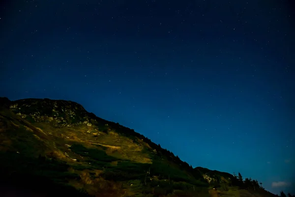 Темная ночь над горой — стоковое фото
