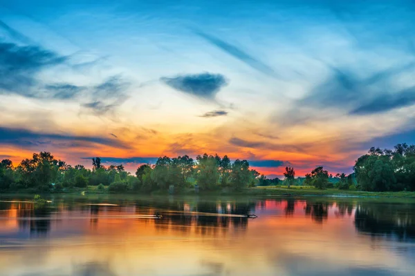 Belo pôr do sol acima do grande rio — Fotografia de Stock