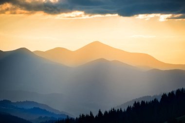 Dağlarda güzel bir gün batımı