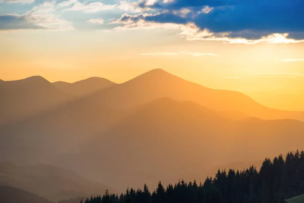 Magnifique coucher de soleil dans les montagnes — Photo