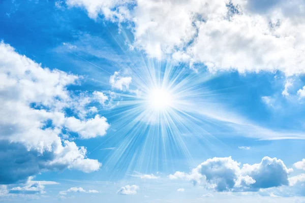 Sun with sunrays shining on blue sky — Stock Photo, Image