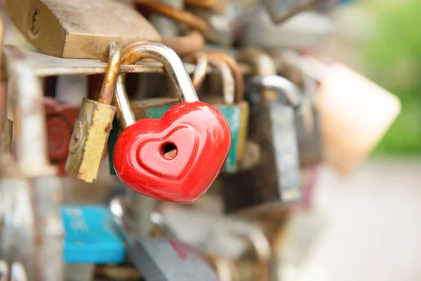 Rode liefde romantiek vergrendelen — Stockfoto