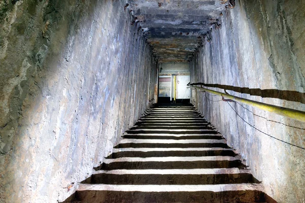 Ciemne schody metra — Zdjęcie stockowe