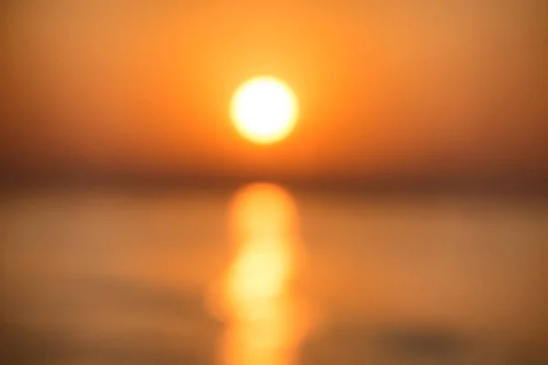 Abstrakte Sonnenuntergänge über dem Meer verschwimmen lassen — Stockfoto