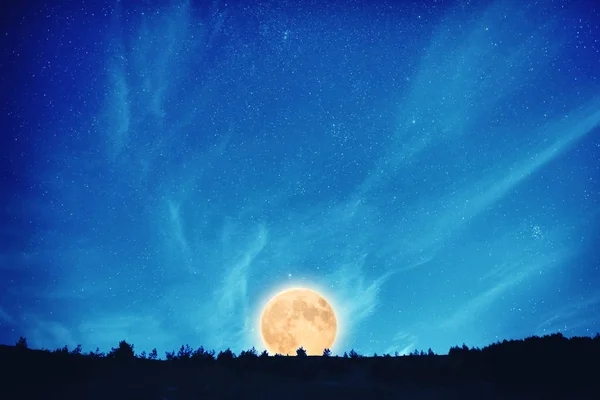 Pleine lune la nuit sur le ciel bleu foncé — Photo