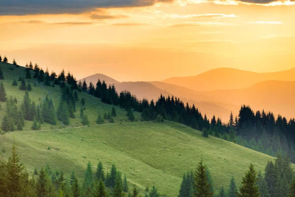 Hermoso atardecer en las montañas — Foto de Stock