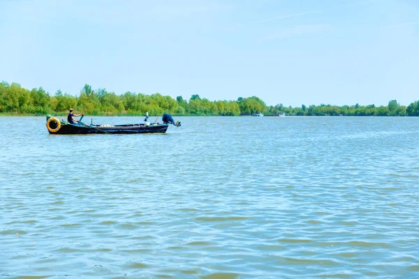 Båt på tropiska floden — Stockfoto