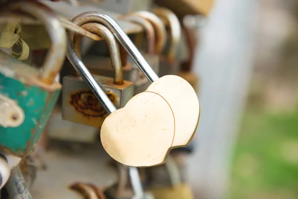 Gyllene kärlek romantik lås — Stockfoto