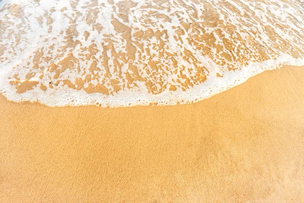 Areia de praia e onda oceânica — Fotografia de Stock