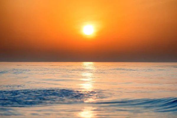 Sonnenuntergang oder Sonnenaufgang über dem Meer — Stockfoto