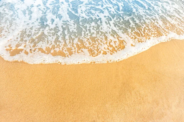 Spiaggia di sabbia e onde oceaniche — Foto Stock