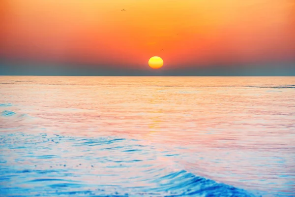 Zachód lub wschód słońca nad morzem — Zdjęcie stockowe