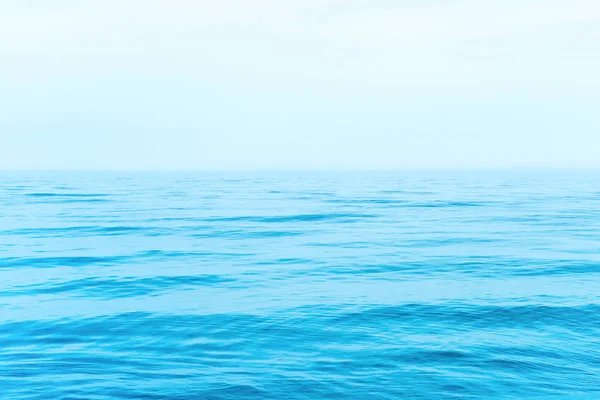 Agua de mar azul con olas — Foto de Stock